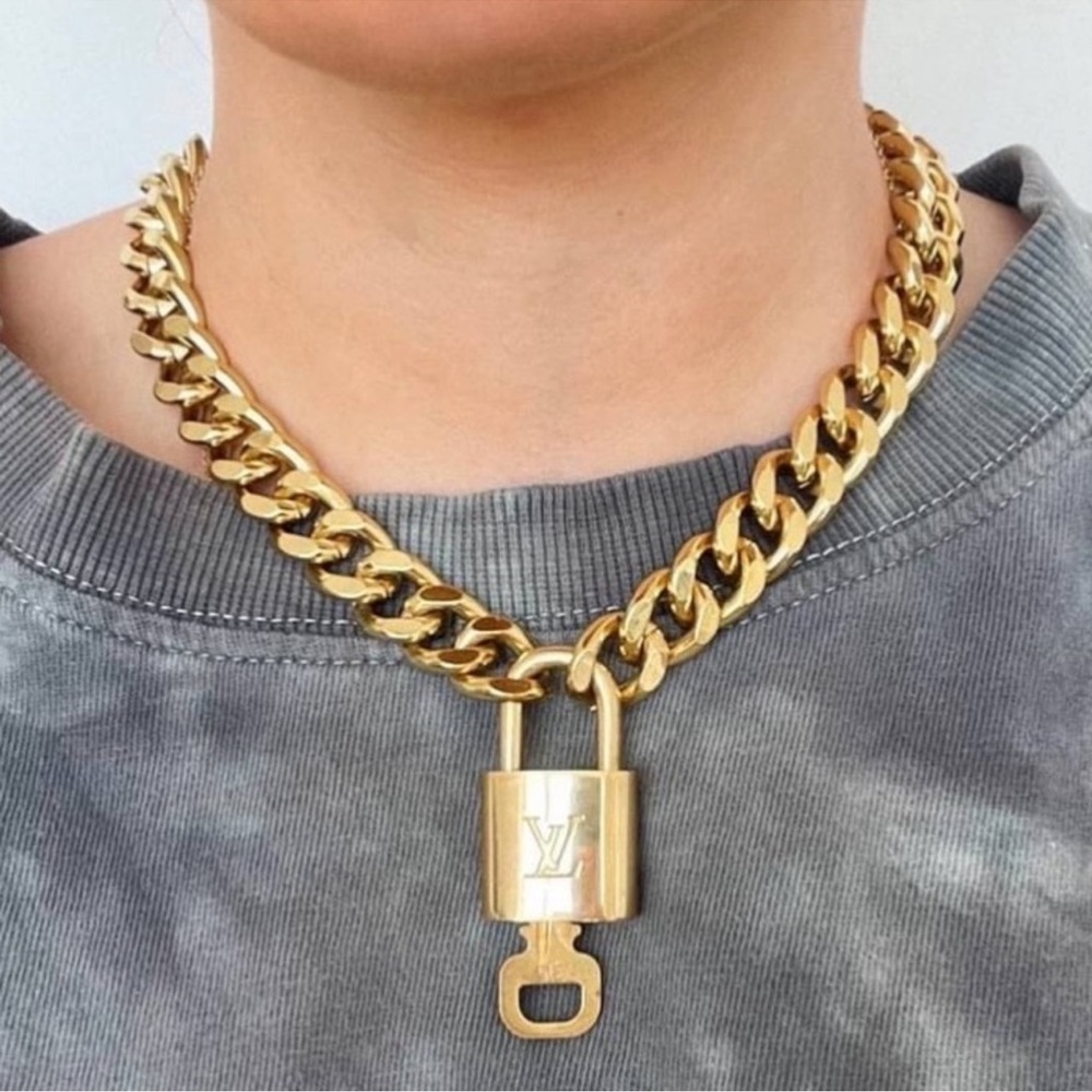 Luxurious Authentic Louis Vuitton Gold Padlock Key Necklace Complimentary - Picture 3 of 5